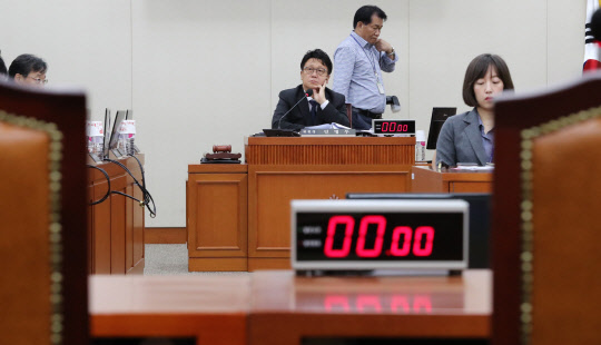 지난달 25일 국회에서 열린 정무위원회 전체회의에서 여야 의원들이 국감 증인 채택을 놓고 공방을 벌이자 민병두 위원장(가운데)이 난감한 표정을 짓고 있다. 연합뉴스